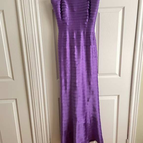 Tadashi Evening gown, strapless with puddle train. - Picture 4 of 8